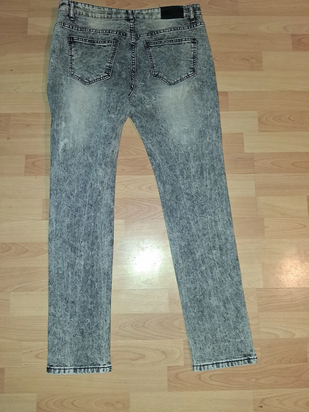Men’s Grey Acid-Wash Jeans